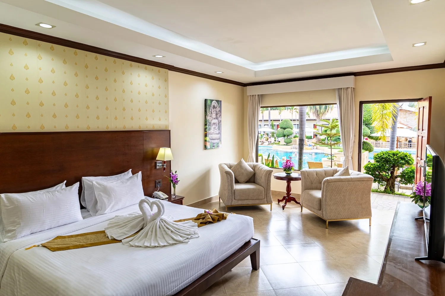 thai-garden-resort-pattaya-deluxe-room-pool-view-thailand-hospitality