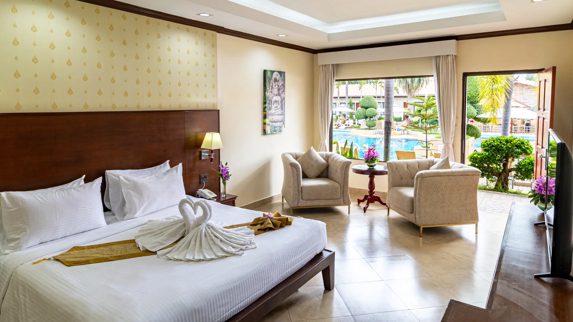 thaigardenresort-pattaya-deluxe-room-pool-view-king-bed-view