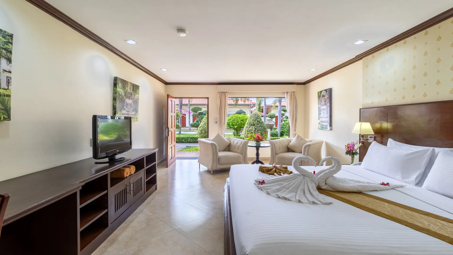 thaigardenresort-pattaya-deluxe-room-garden-view-king-bed-angle2 thaigardenresort-pattaya-deluxe-room-garden-view-king-bed-angle2
