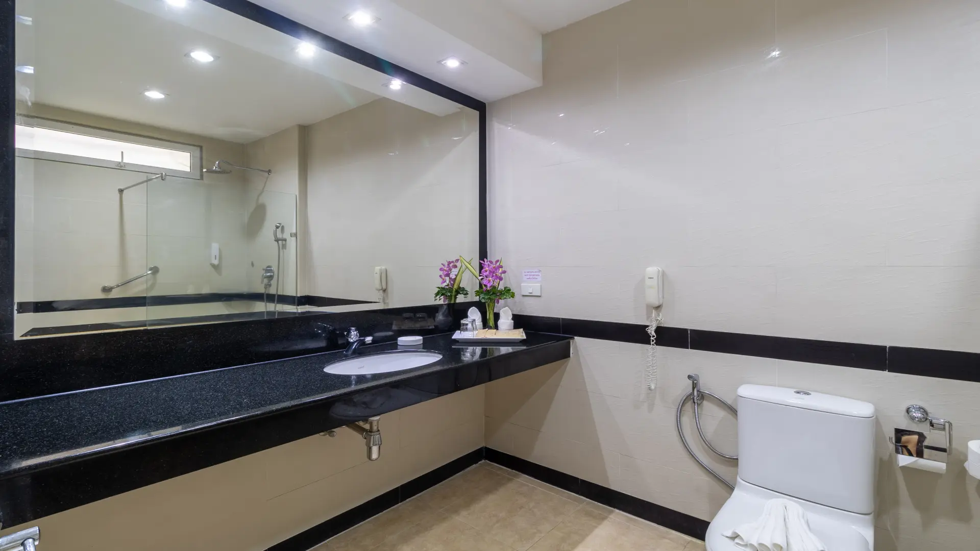 thaigardenresort-pattaya-deluxe-room-garden-view-twin-bathroom-sink thaigardenresort-pattaya-deluxe-room-garden-view-twin-bathroom-sink