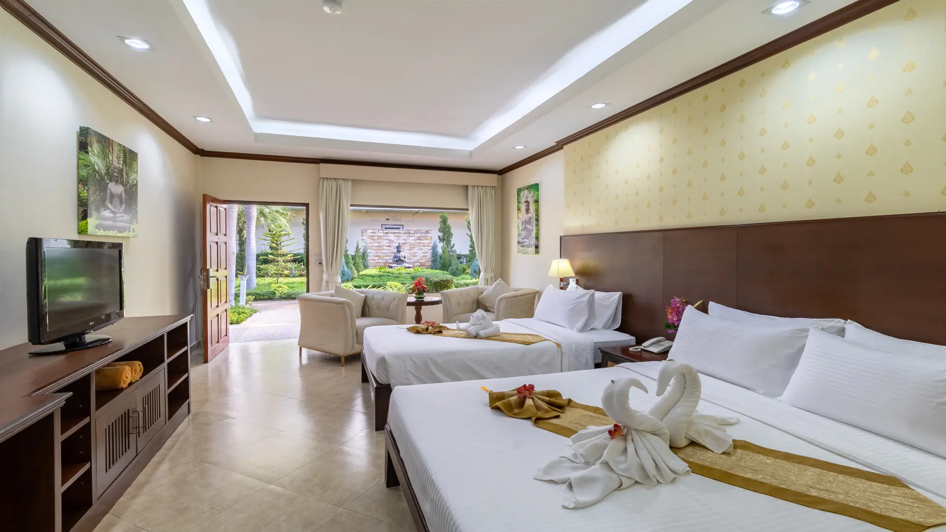 thaigardenresort-pattaya-deluxe-room-garden-view-twin-bedroom-beds-closeup