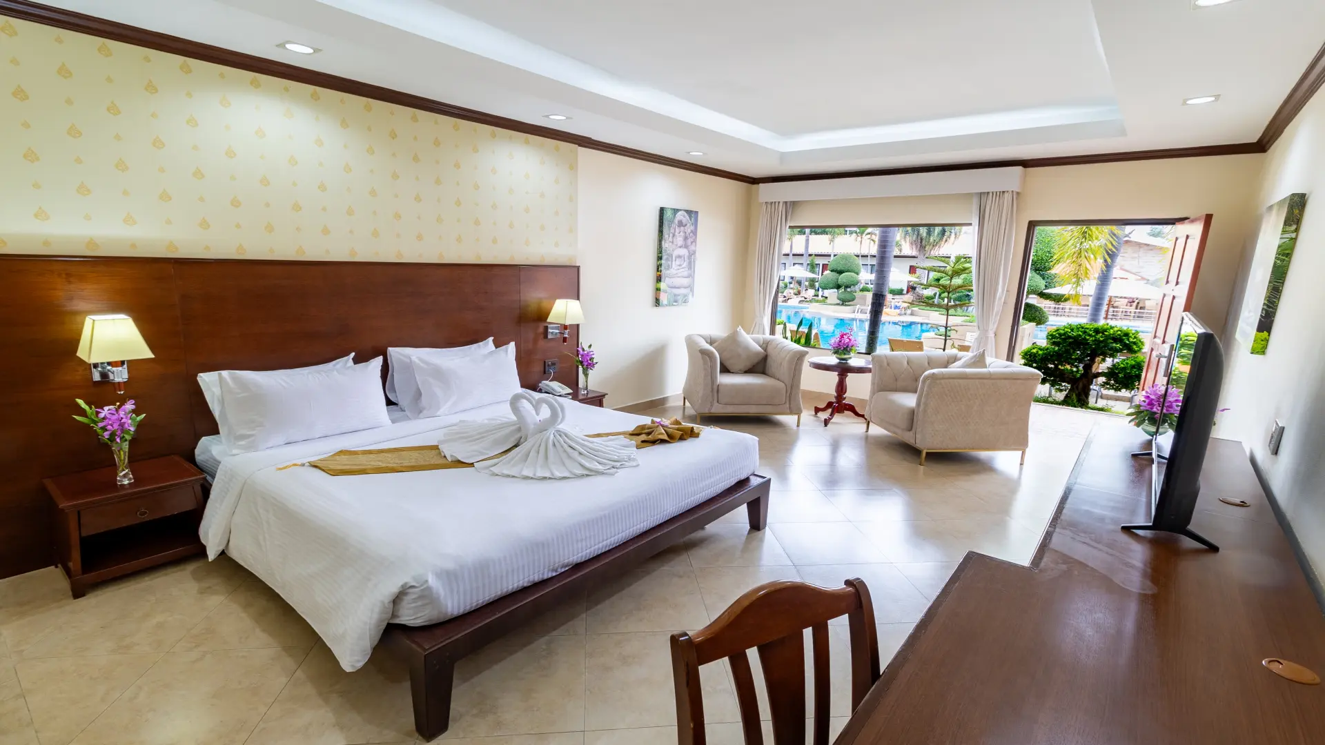 thaigardenresort-pattaya-deluxe-room-pool-view-king-bed-room thaigardenresort-pattaya-deluxe-room-pool-view-king-bed-room