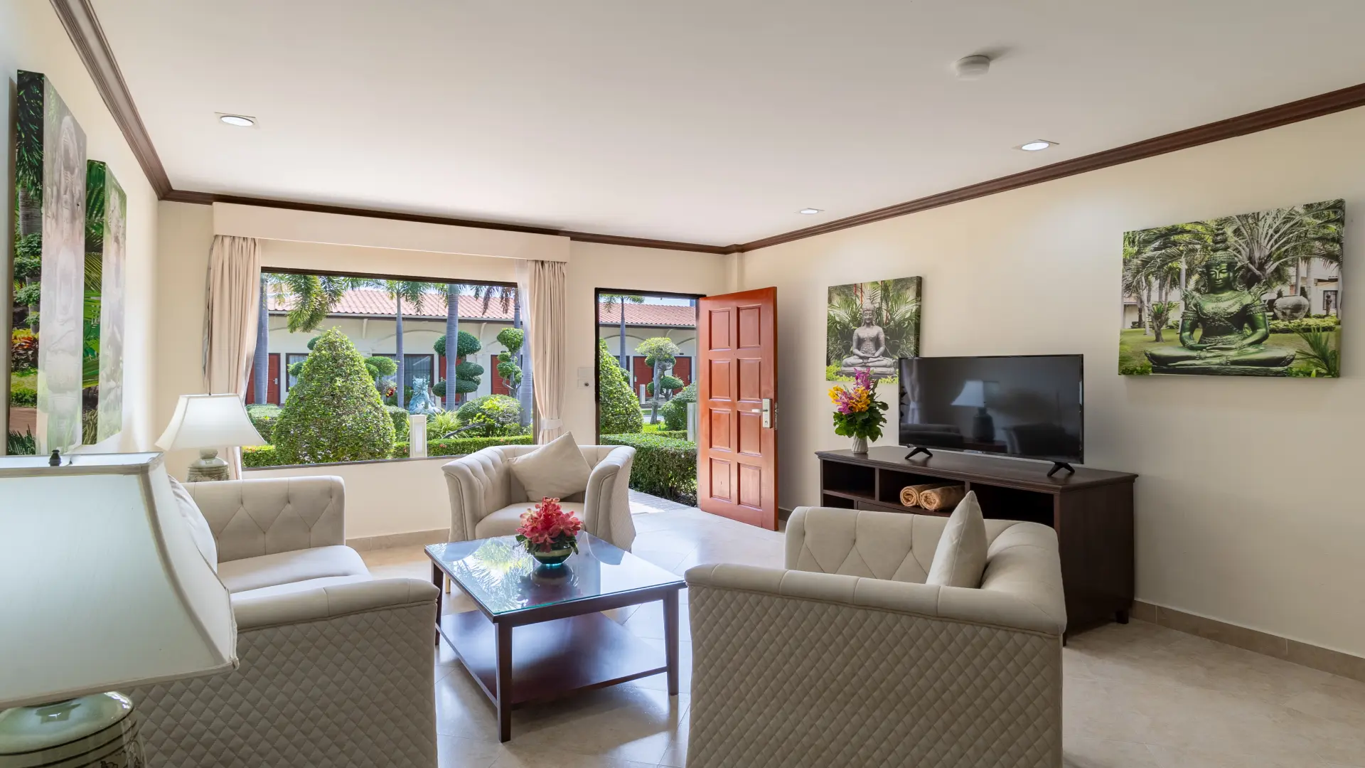 thaigardenresort-pattaya-one-bedroom-junior-suite-king-living-table