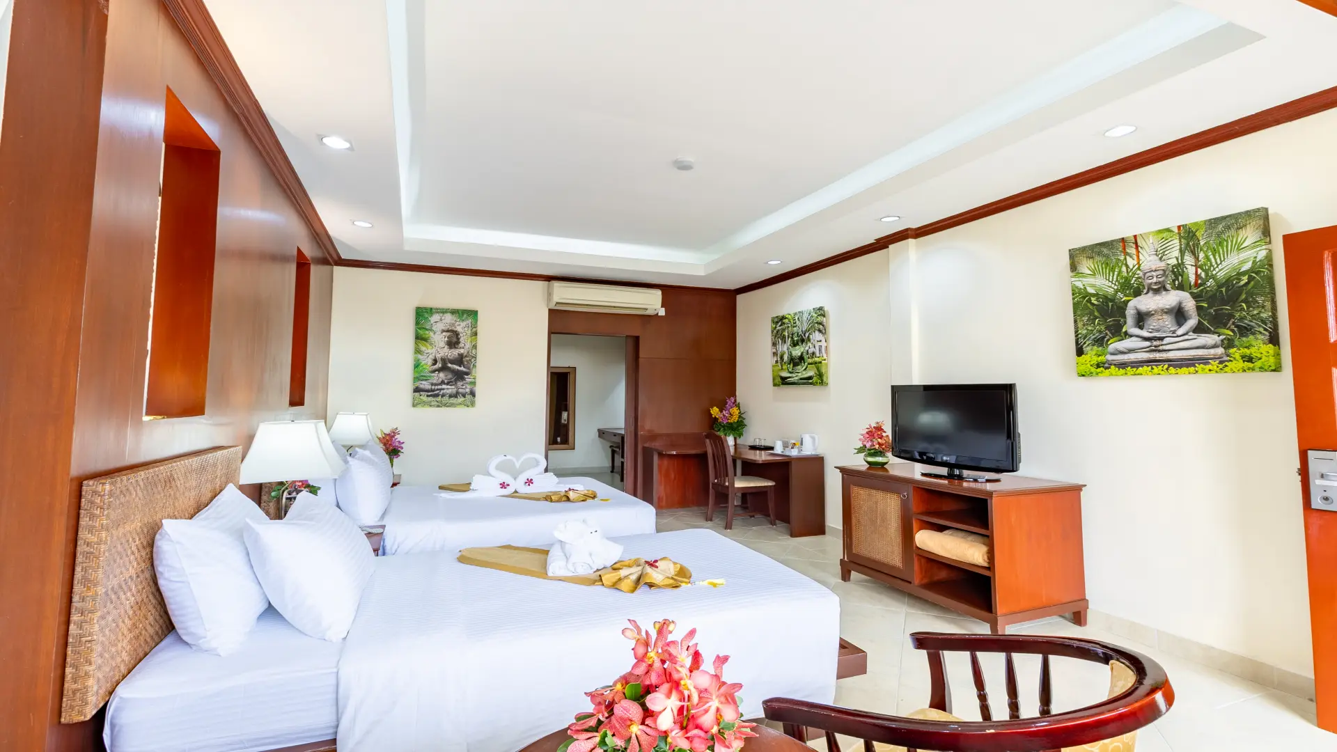 thaigardenresort-pattaya-superior-room-garden-view-bedroom-tv-area thaigardenresort-pattaya-superior-room-garden-view-bedroom-tv-area